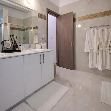 Olymp Luxury C - Seafront Elegance With Infinity Pool And Exclusive Lifestyle וילה