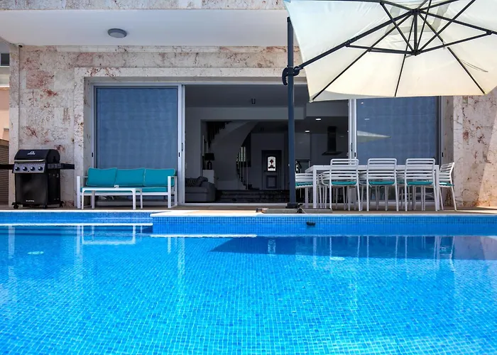 Olymp Luxury C - Seafront Elegance With Infinity Pool And Exclusive Lifestyle *